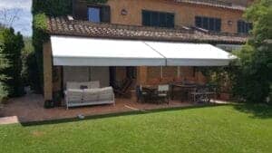 Tendal exterior en una terrassa amb disseny modern.