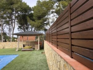 Tanca d’alumini amb disseny modern i línies netes per delimitar espais exteriors amb estil i funcionalitat.